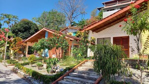 A residential area with multiple houses, a paved road, and a staircase leading to a higher level. - Hotel Brisas del Pacifico (Sámara)