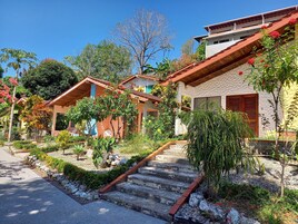 Twin Room, Garden View | Living area