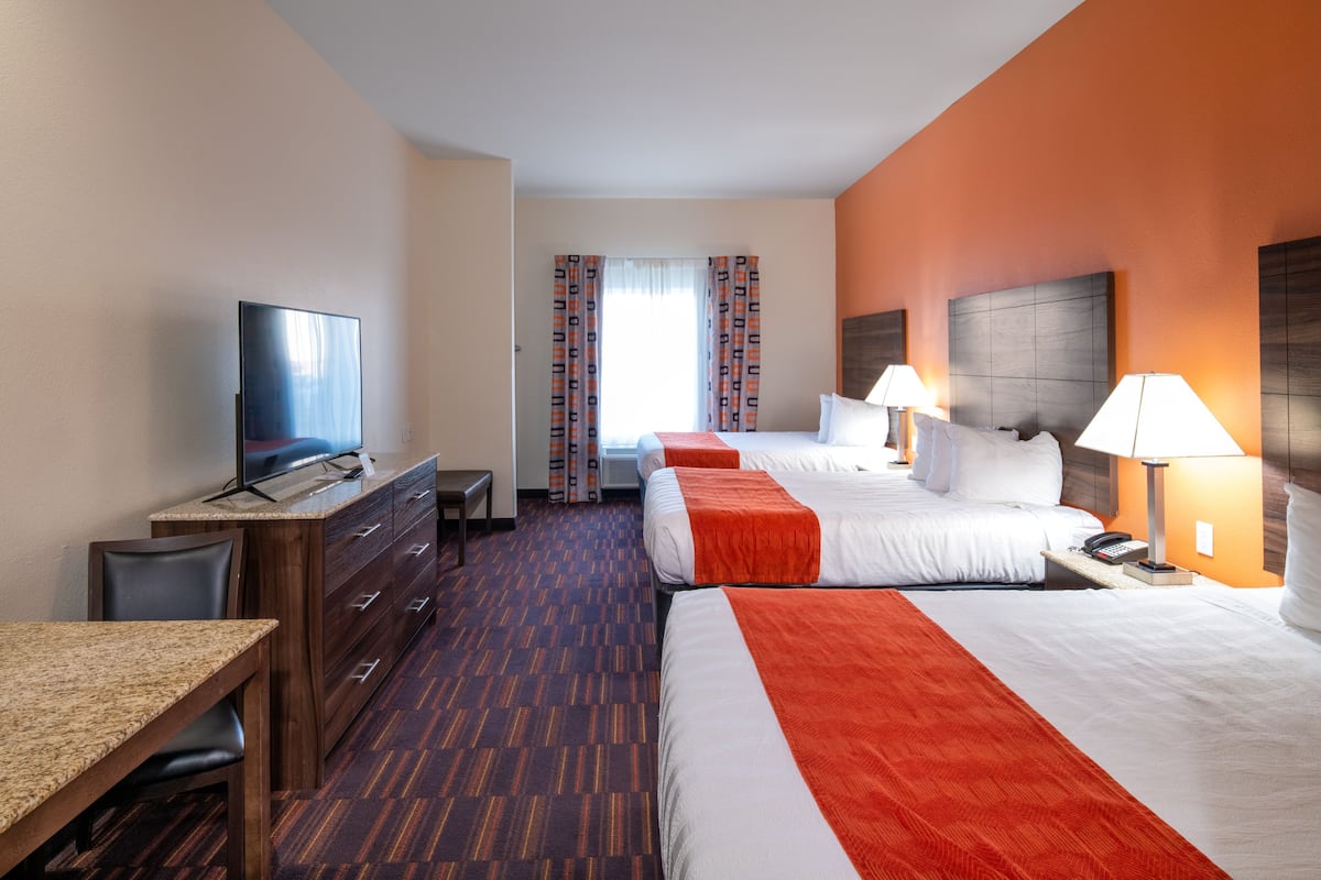 Deluxe Triple Room, 1 Bedroom, Kitchen | 1 bilik tidur, meja, ruang kerja komputer riba, Wi-fi percuma