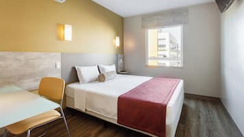 Quarto casal standard | Frigobar, cofres nos quartos, escrivaninha