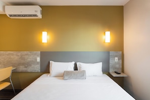 Chambre Double Standard | Minibar, coffres-forts dans les chambres, bureau