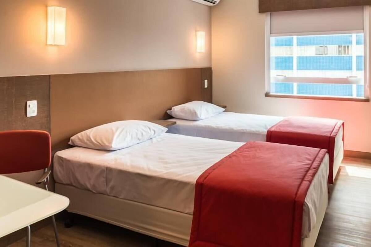 Minibar, Zimmersafe, Schreibtisch, laptopgeeigneter Arbeitsplatz