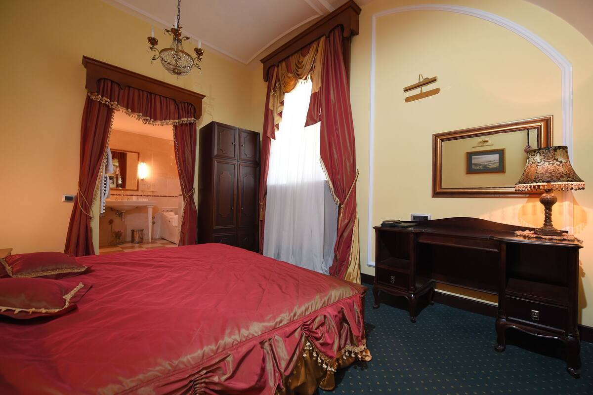 Luxury Suite, 1 King Bed, Non Smoking, Hot Tub | Minibar, in-room safe, desk, free cots/infant beds