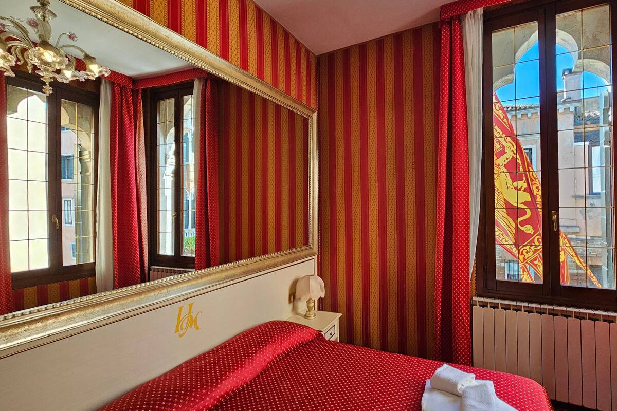 Habitación triple superior, vistas a la ciudad | Sábanas italianas Frette, ropa de cama de alta calidad, caja fuerte