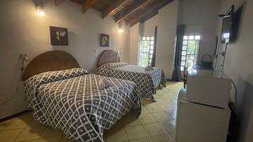 Quarto superior, 2 camas de casal, banheiro privativo | Banheiro | Chuveiro, produtos de toalete grátis, toalhas de banho