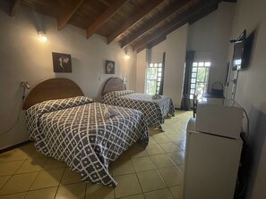 Superior-Zimmer, 2 Doppelbetten, eigenes Bad | Badezimmer | Dusche, kostenlose Toilettenartikel, Handtücher