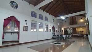 A spacious hall with a high ceiling, large windows, and a polished floor. - Hotel Ave del Paraíso (Mercedes)
