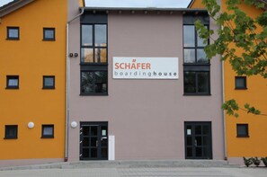Property entrance - Schäfer Boardinghouse (Groebenzell)
