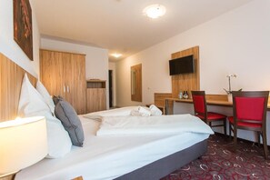 Premium bedding, desk, blackout drapes, soundproofing - Schäfer Boardinghouse (Groebenzell)