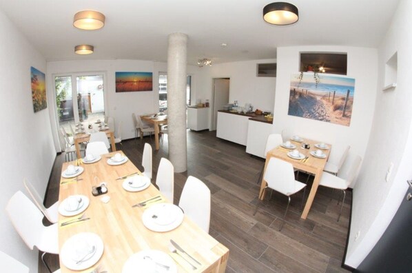 Daily buffet breakfast (EUR 16 per person) - Schäfer Boardinghouse (Groebenzell)