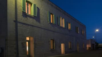 Facciata della struttura - sera/notte