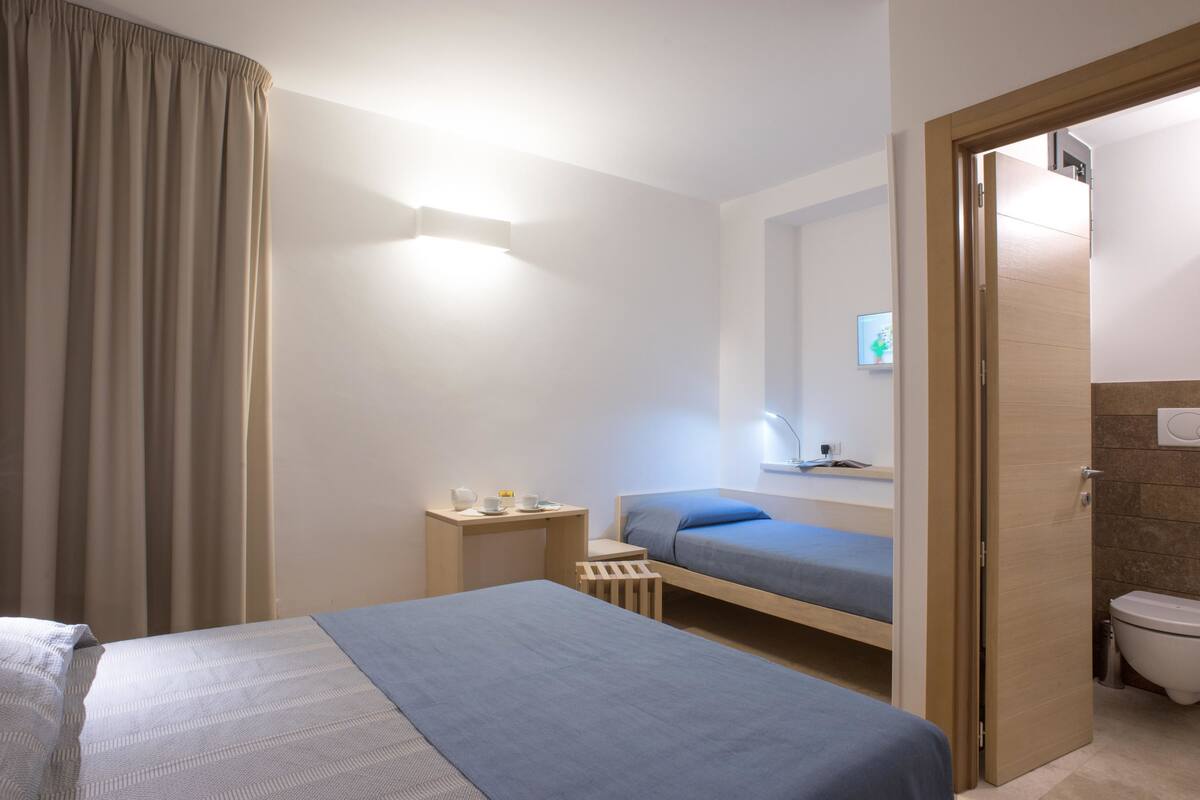 Rom – classic | Minibar, safe på rommet, skrivebord og lydisolert