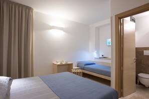 Minibar, caja de seguridad en la habitación y muebles diferentes 