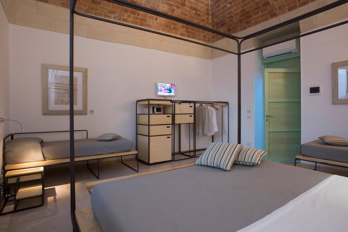 Rom – deluxe | Minibar, safe på rommet, skrivebord og lydisolert