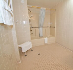 Combined shower/tub, free toiletries, towels - Brooks Street Motor Inn (Missoula)