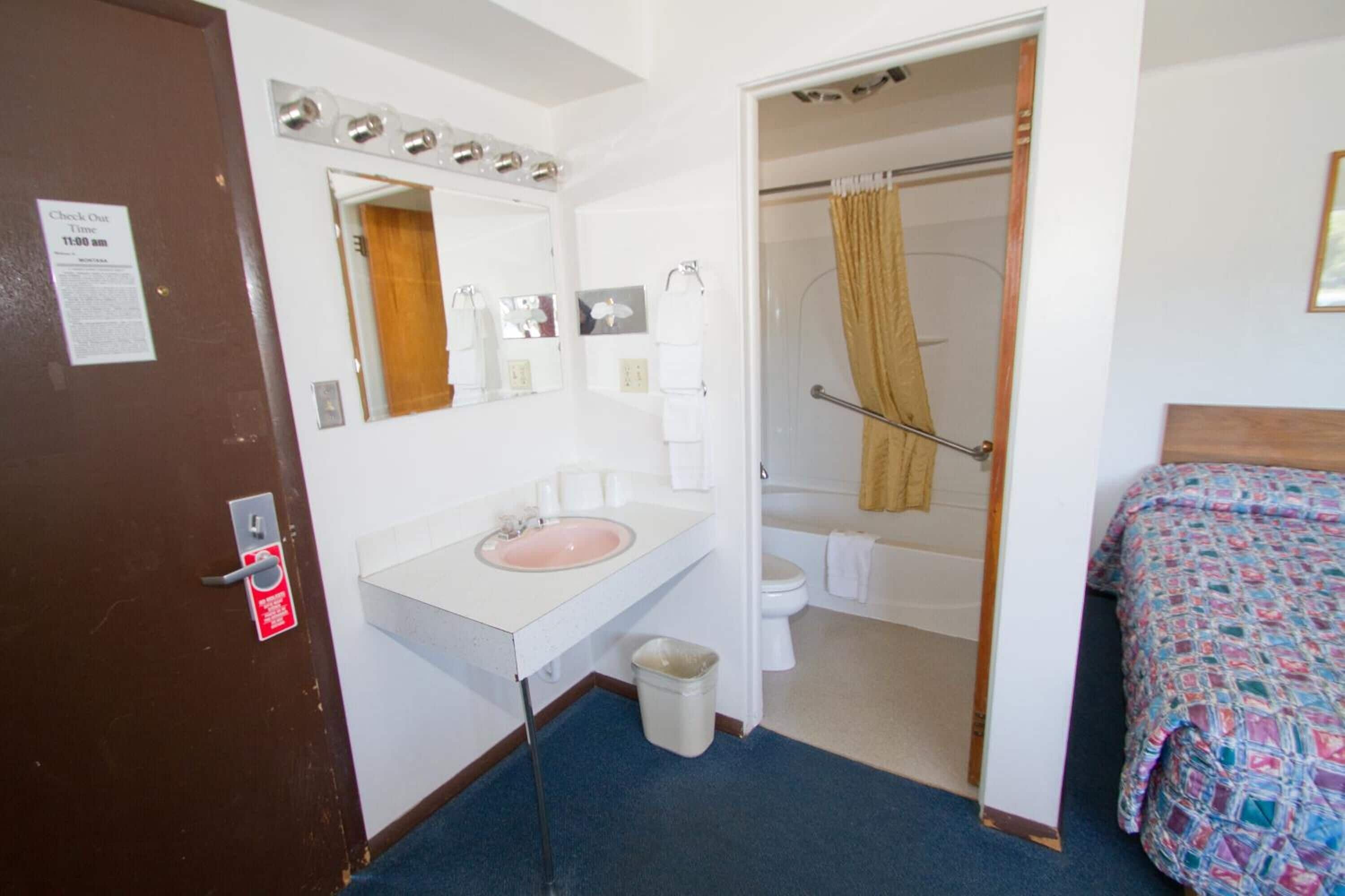 Combined shower/tub, free toiletries, towels