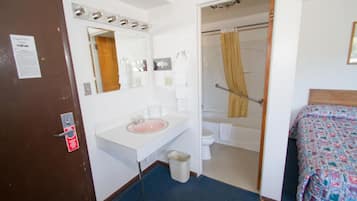 Combined shower/tub, free toiletries, towels