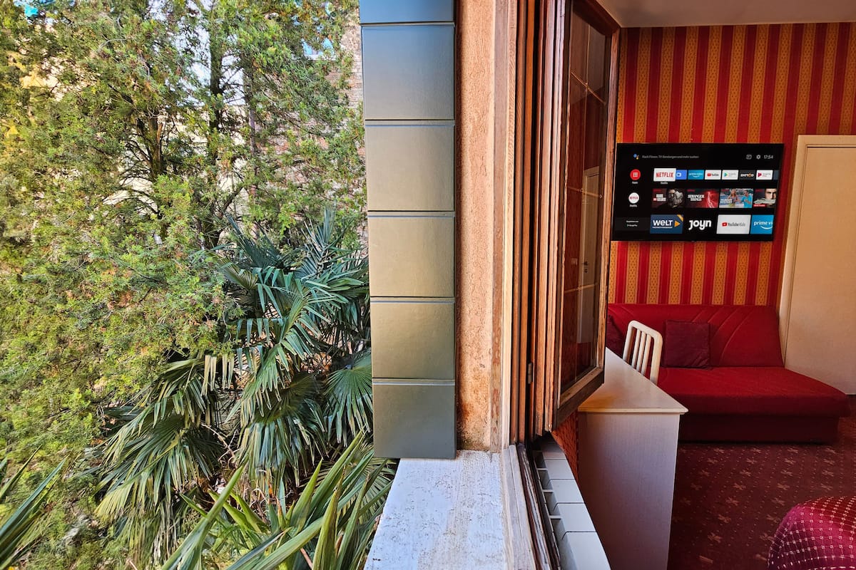 Habitación cuádruple Deluxe, vista al jardín | Sábanas italianas Frette y ropa de cama de alta calidad