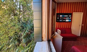 Deluxe Quadruple Room, Garden View | Frette Italian sheets, premium bedding, individually decorated, desk - Ca' Messner 5 Leoni (Venice)