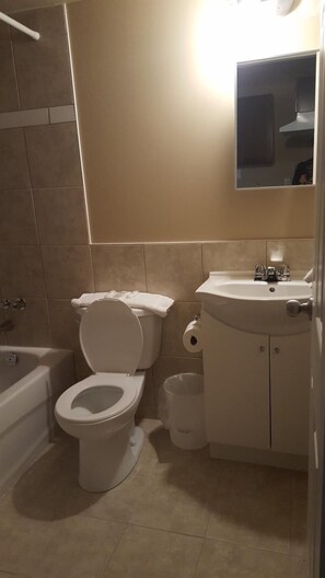 Combined shower/tub, towels - Sleep Right Inn (Enderby)