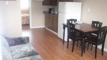 Queen Room | Free WiFi