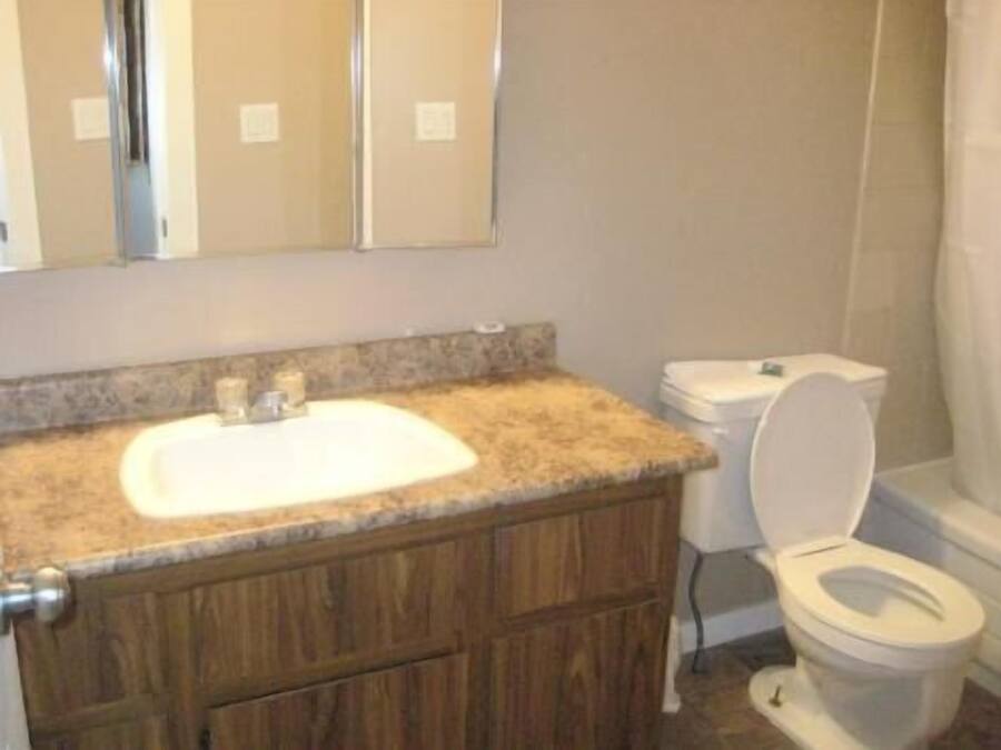 Combined shower/bathtub, towels