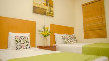 Standaard tweepersoonskamer | Een bureau, gratis wifi, beddengoed