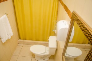 Dusche, kostenlose Toilettenartikel, Handtücher, Seife