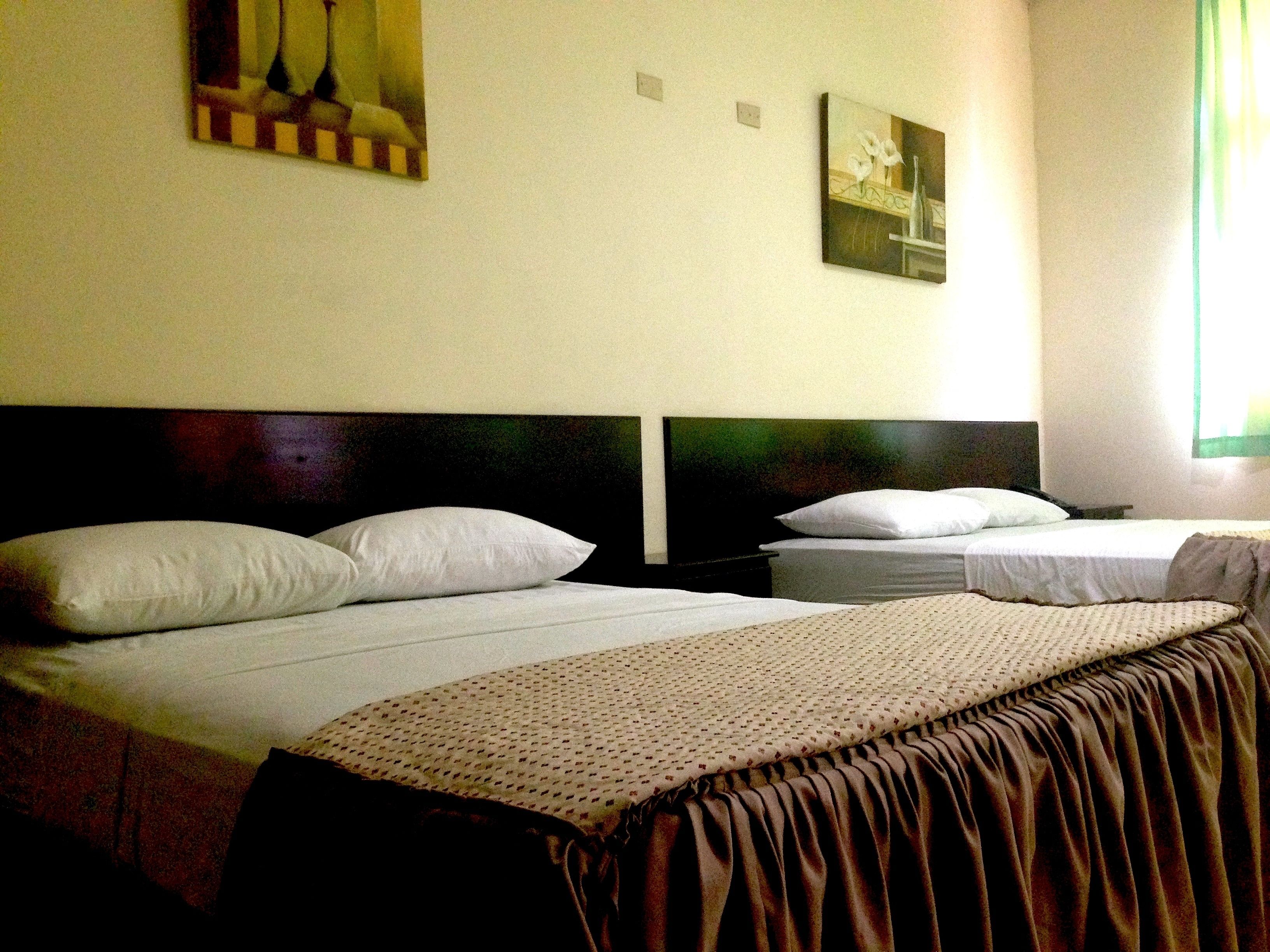 Escritorio, wifi gratis y ropa de cama 