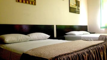 Escritorio, wifi gratis y ropa de cama