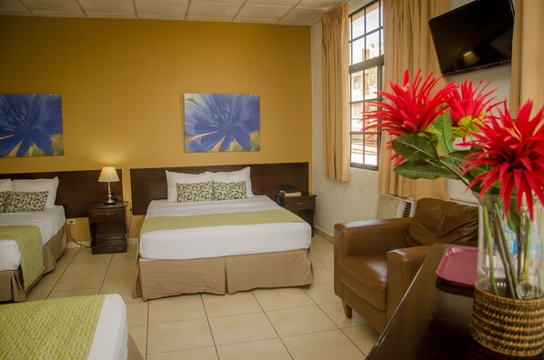 標準四人房 | 書桌、免費無線上網、床單