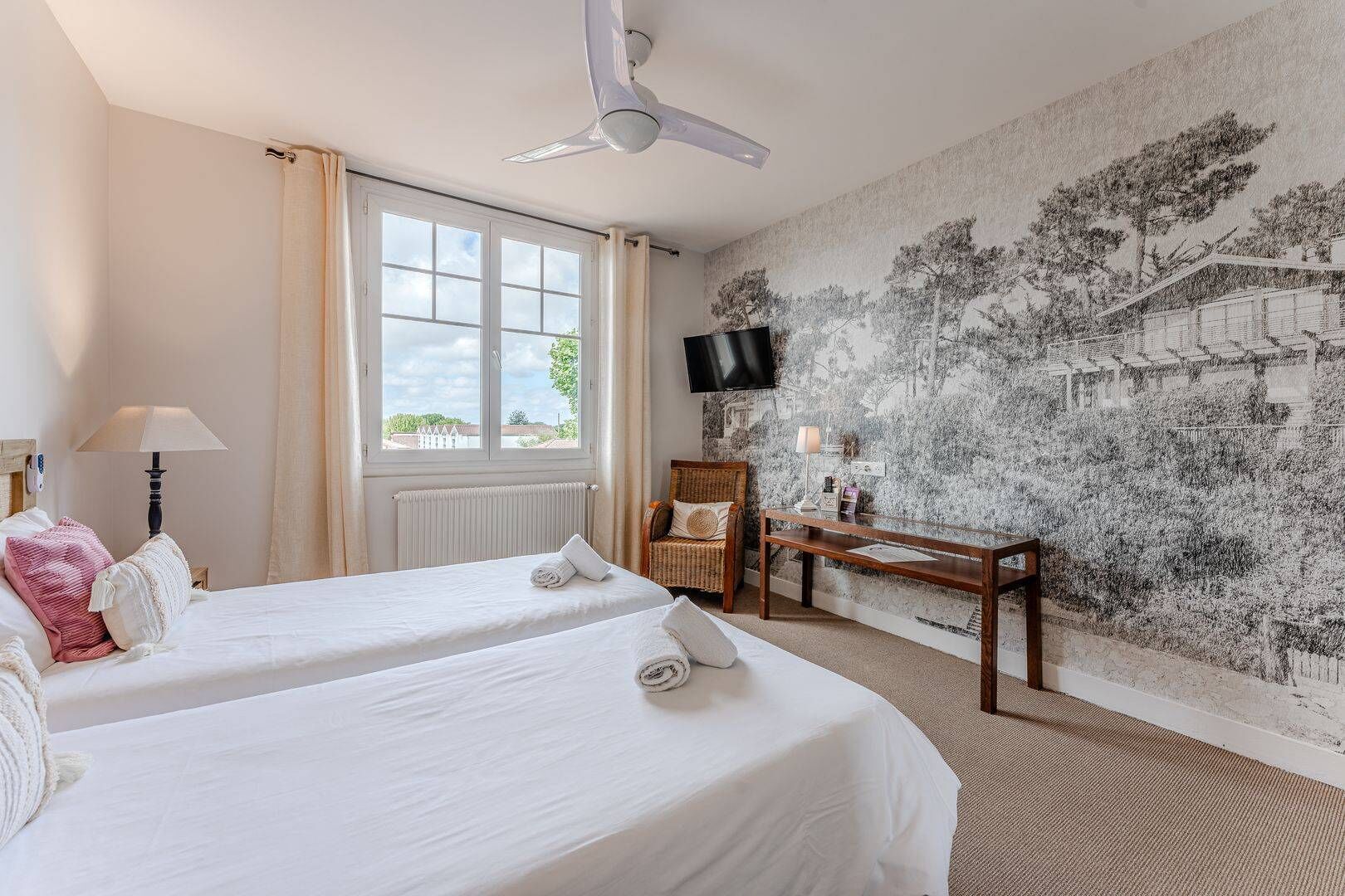 double room | 1 bedroom, individually decorated, individually furnished, desk