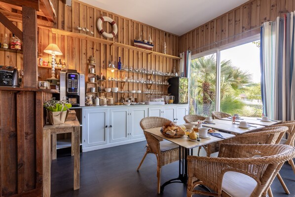 Petit déjeuner buffet (14 EUR par personne)