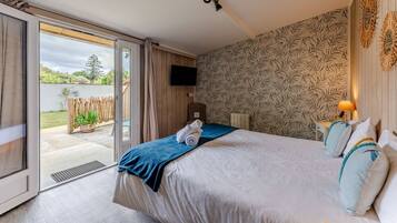 Cabin, Non Smoking, Garden View | Individually decorated, individually furnished, desk, soundproofing