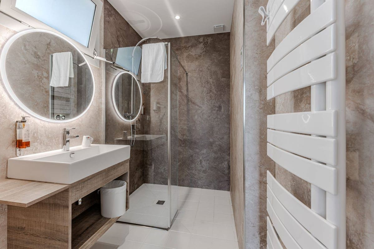 triple room | bathroom | free toiletries, hair dryer, towels