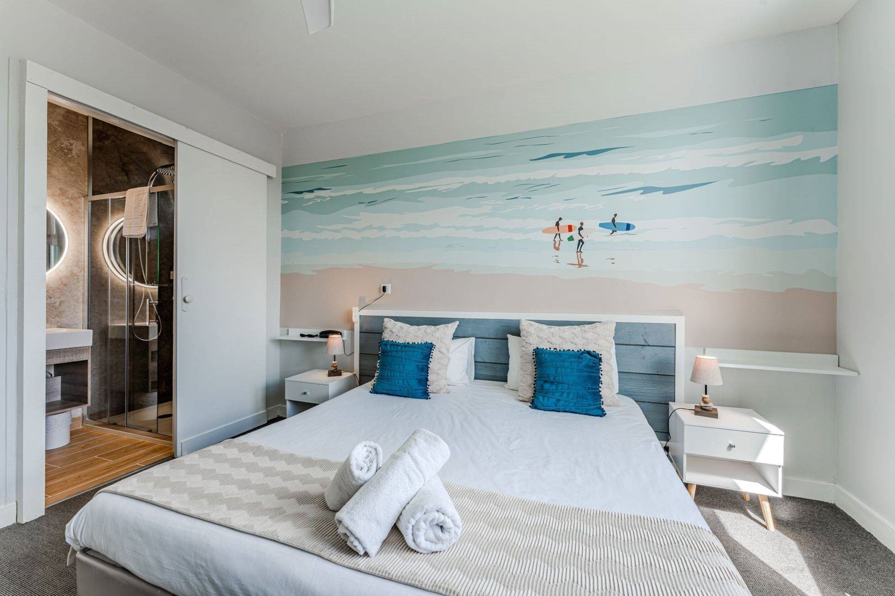 double room | 1 bedroom, individually decorated, individually furnished, desk