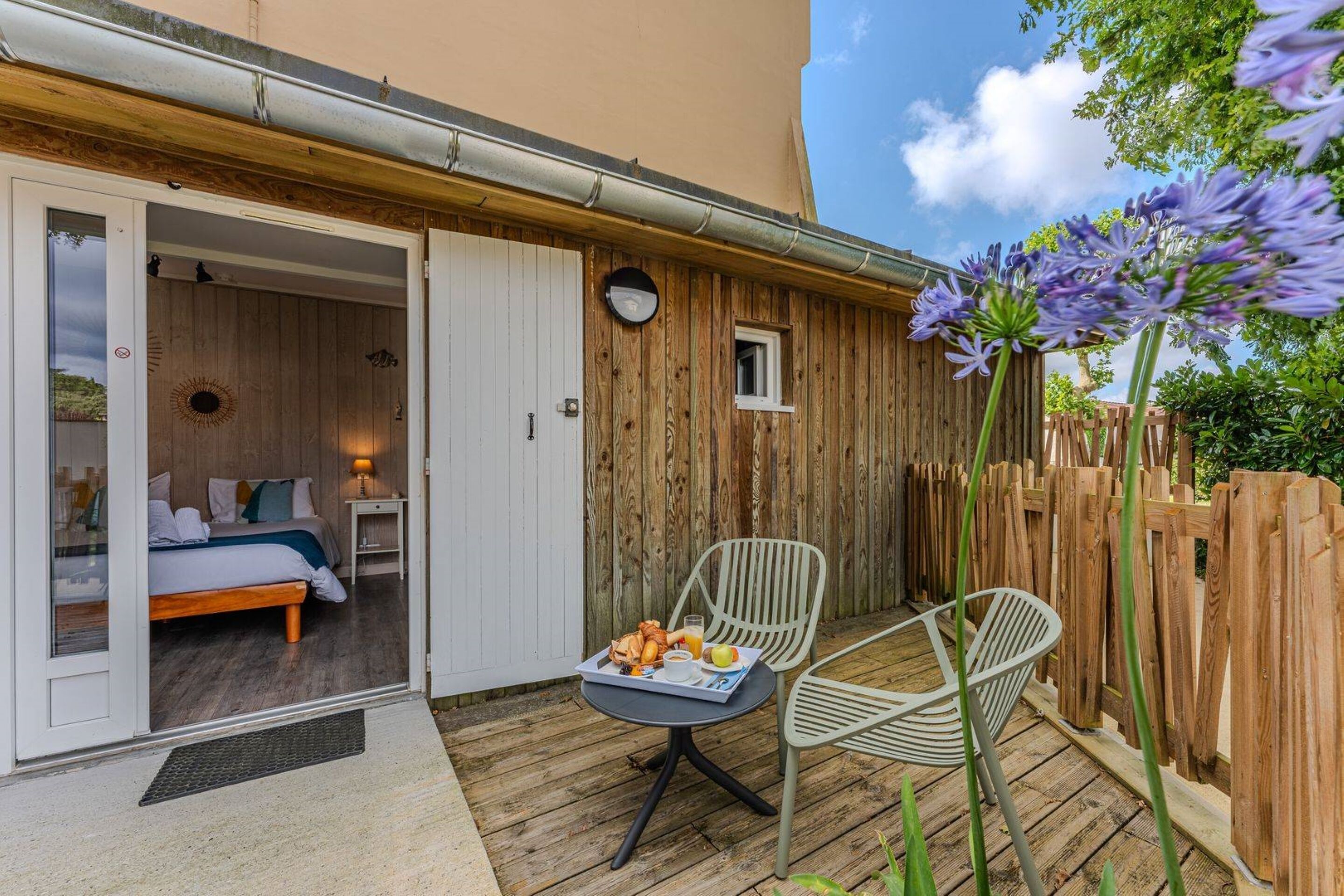 cabin, non smoking, garden view | 1 bedroom, individually decorated, individually furnished, desk