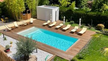 Una piscina al aire libre de temporada