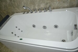 Executive Room | Bathroom | Combined shower/bathtub, free toiletries, hair dryer, bathrobes