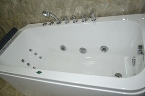 Executive Room | Bathroom | Combined shower/tub, free toiletries, hair dryer, bathrobes