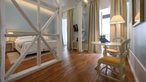 Suite – deluxe | Safe på rommet, lydisolert og strykejern/-brett