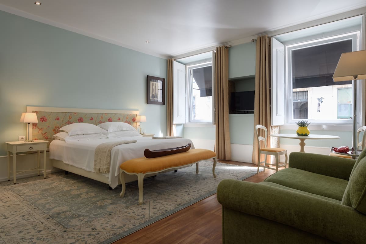 Deluxe Suite | 1 bedroom, in-room safe, soundproofing, iron/ironing board