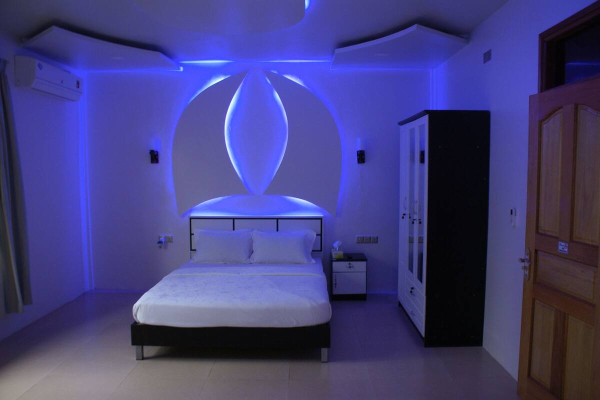 Family Room | Minibar, in-room safe, iron/ironing board, rollaway beds