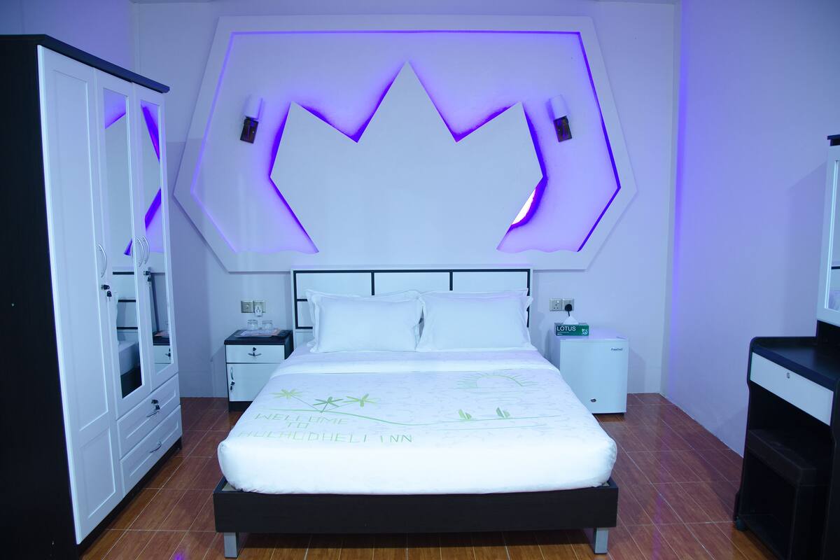 Honeymoon Room | Minibar, in-room safe, iron/ironing board, rollaway beds