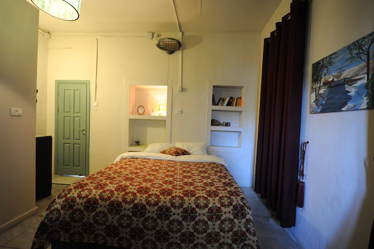 Deluxe Double Room, Private Bathroom | Iron/ironing board, rollaway beds, free WiFi