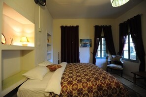 Deluxe Double Room, Private Bathroom | Iron/ironing board, rollaway beds, free WiFi