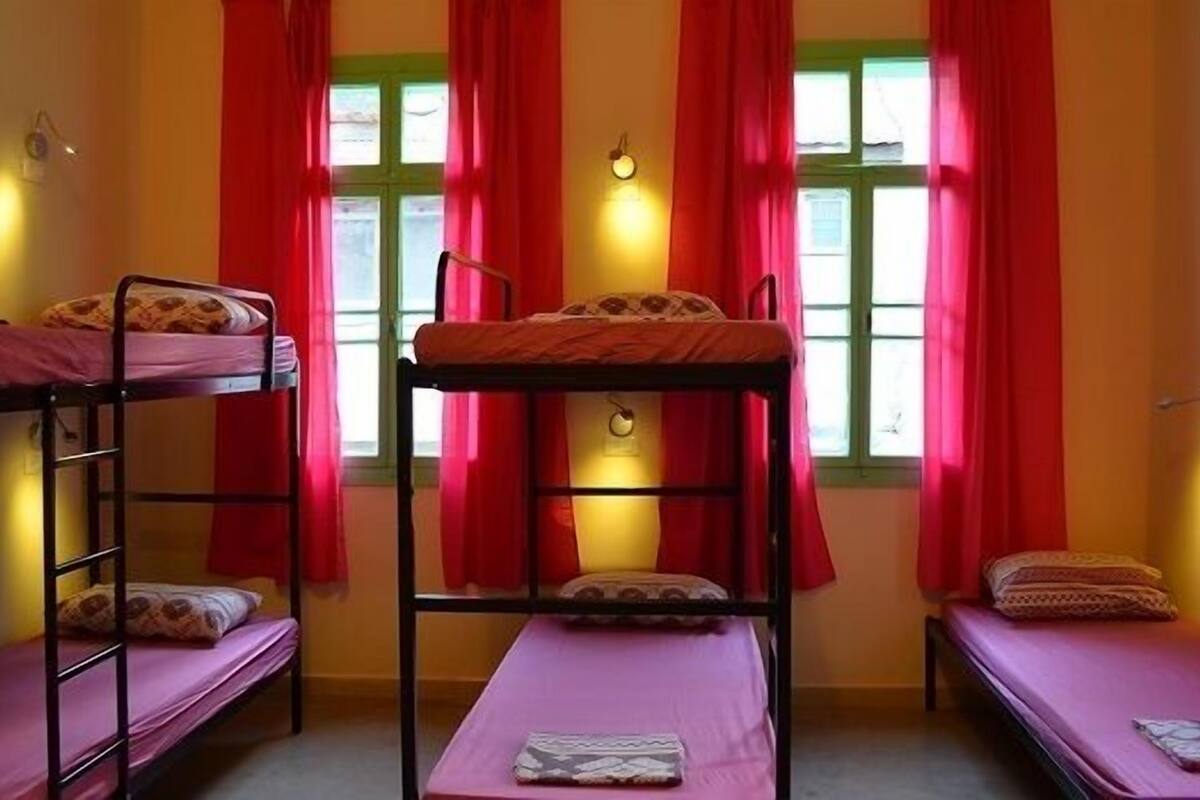 Iron/ironing board, rollaway beds, free WiFi