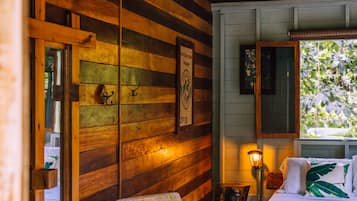 Jungle Cabin | Cofres nos quartos, individualmente decorados