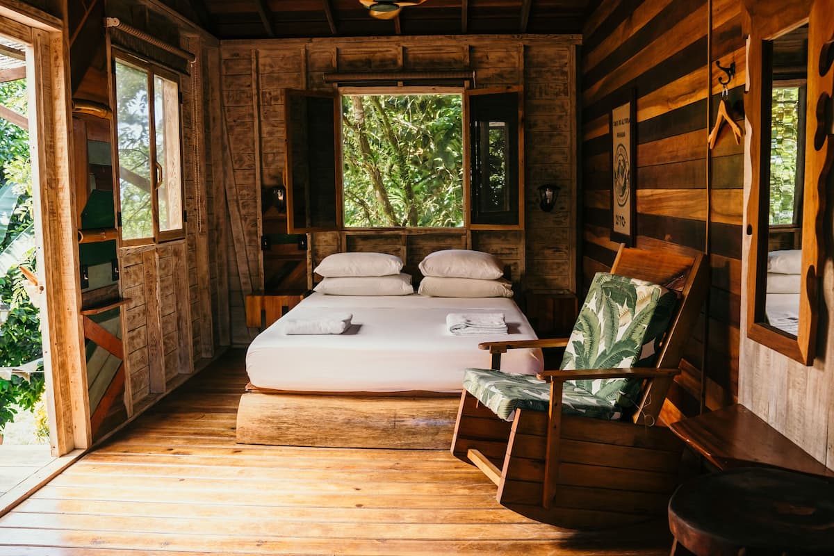 Jungle Cabin | Caja de seguridad en la habitación y decoración personalizada
