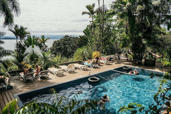 Una piscina al aire libre, tumbonas